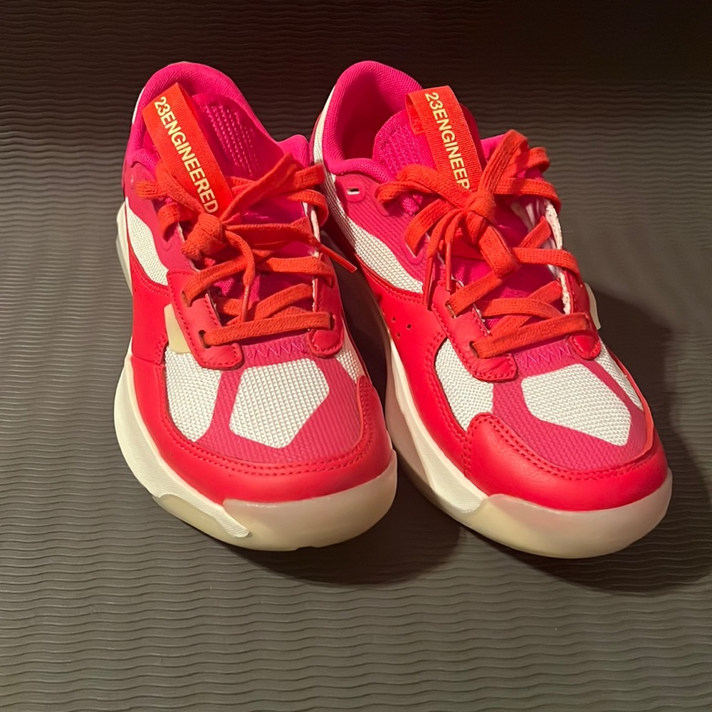 Brand New Women’s Jordan Air 200E Size 7.5